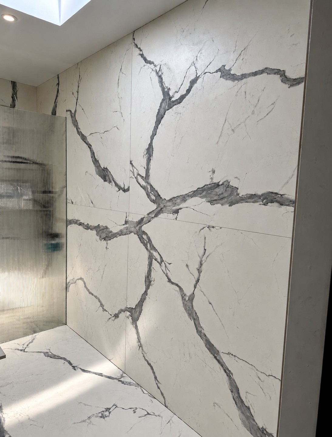 Marble-look tiled feature wall with dark grey veining